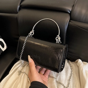Mini sac carré en cuir noir brillant avec poignée anneau argentée et bandoulière chaîne