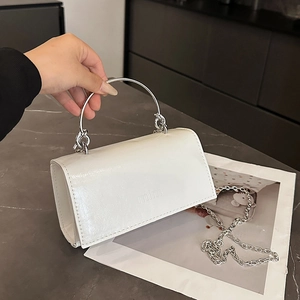 Petit sac carré en cuir blanc avec poignée ronde argentée et bandoulière en chaîne