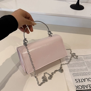 Sac bandoulière rose clair en cuir brillant avec poignée en argent et chaîne métal