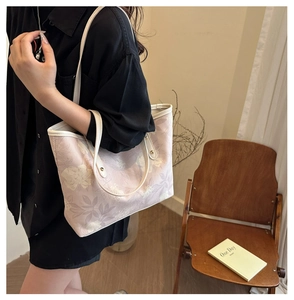 Détail du sac cabas floral rose clair avec bordure en cuir crème et motif fleurs vintage