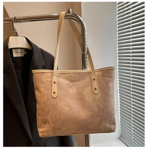Détail du sac cabas à imprimé floral avec anses bicolores et rivets métalliques