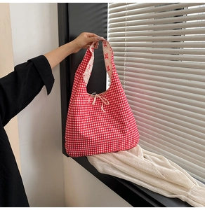 Détail du cabas à carreaux rouges et blancs avec nœud et doublure à motif de lapin