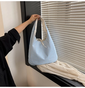 Détail du sac cabas vichy bleu clair avec cordon de serrage et doublure florale