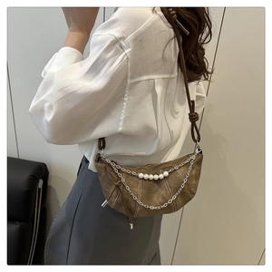 Borsa a mezzaluna in denim marrone con cuciture bianche, catena argento e perle