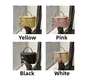 Comparaison détaillée de quatre mini sacs matelassés en jaune, rose, noir et blanc