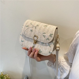 Schicke gewebte Satteltasche mit Blumenstickerei und Hufeisenschnalle für den Sommer