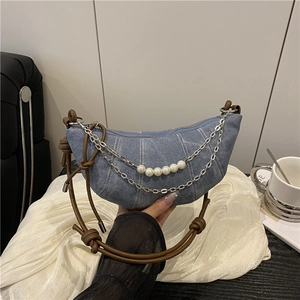 Borsa a tracolla denim a mezza luna con catena di perle e tracolla con nodo