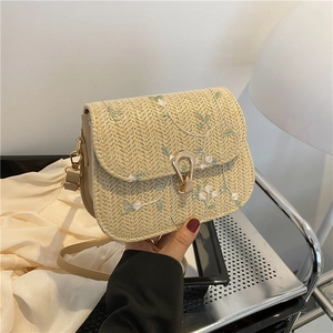 Elegante beige geflochtene Satteltasche mit Blumenstickerei und goldener Schließe