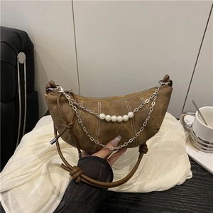 Borsa a tracolla a mezzaluna in denim marrone con catena di perle e tracolla a nodo