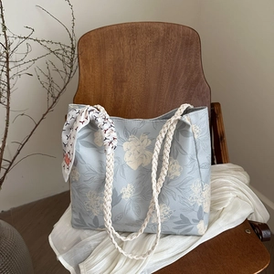 Sac cabas en toile avec broderie florale, poignées en corde et foulard décoratif