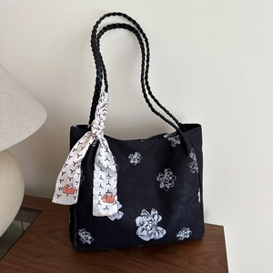 Sac cabas en toile noire style chinois avec broderie florale et détail d'écharpe en soie