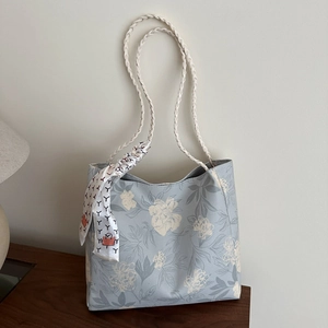 Sac fourre-tout en toile à broderie florale bleue, poignée tressée et foulard de soie