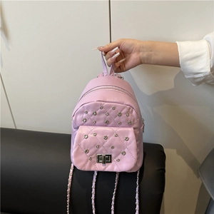 Mini sac à dos violet clair avec matelassage, rivets et bretelles en chaîne métal
