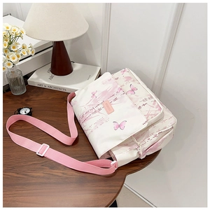 Vue détaillée du grand sac de messager avec papillons roses et calligraphie sur bois