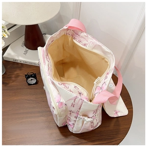 Vue de dessus du grand sac cabas fleuri avec papillons roses et intérieur spacieux