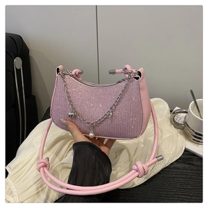 Sac à main rose avec strass, chaînes argentées, breloques cœur et bandoulière nouée