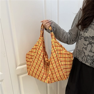 Große orange karierte Hobo-Tasche aus Baumwolle mit silberner Schnalle am Model