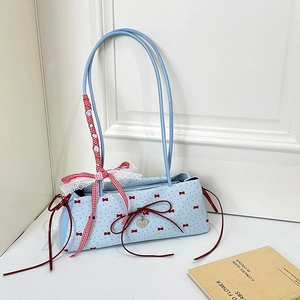 Hellblaue Baguette-Schultertasche mit roten Schleifen-Prints und Herz-Metallanhänger