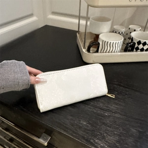 Portefeuille blanc élégant pour femme avec fermeture dorée et finition brillante chic