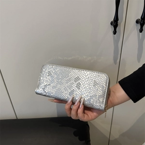Portefeuille long argenté à texture serpent avec fermeture éclair dorée élégante