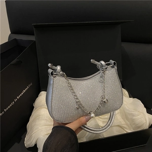 Sac à main strass argenté avec pendentifs étoile et coeur sur une boîte cadeau noire