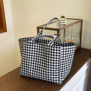Large capacity black and white checkered canvas tote bag for women commuting