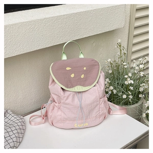 Dettaglio dello zaino rosa tema guava che mostra la chiusura a coulisse e la stampa