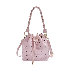 Sac seau rose avec motifs de nœuds noirs et poignée supérieure tressée pour femmes