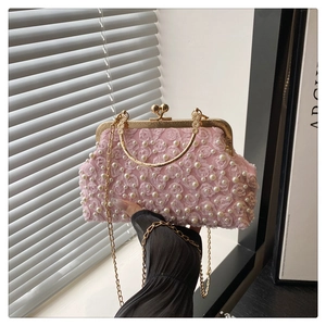 Dettaglio della borsa a fiori rosa con perle bianche e chiusura a scatto in metallo dorato
