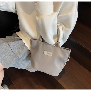 Gros plan d'un sac à main gris brillant pour femme avec une étiquette Fashion