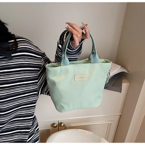 Détail du sac cabas en nylon vert menthe imperméable avec patch et fermeture éclair
