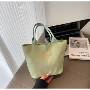 Détail du mini sac cabas en nylon vert clair imperméable avec étiquette Fashion tendance
