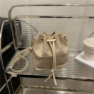 Secchiello in tessuto beige strutturato con chiusura a coulisse e dettagli dorati