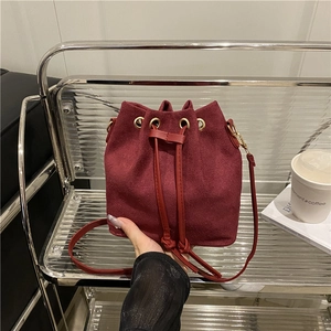 Elegante borsa a secchiello in pelle scamosciata bordeaux con chiusura a coulisse moda