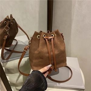 Borsa a secchiello in pelle scamosciata marrone con coulisse e tracolla regolabile dorata