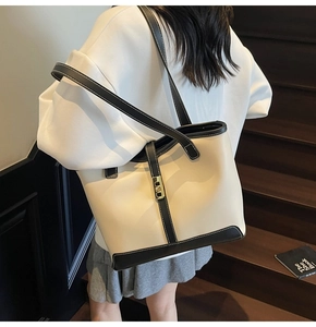 Mannequin portant un grand sac cabas contrasté à l'épaule avec une tenue décontractée