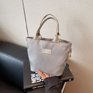 Mini sac cabas décontracté en nylon gris avec étiquette Fashion et fermeture zippée