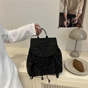 Sac à dos noir élégant pour femme avec nœuds décoratifs et tissu à texture plissée
