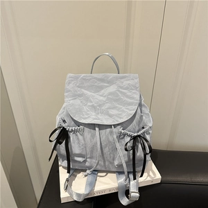 Sac à dos bleu clair plissé tendance avec nœuds noirs et broderie élégante