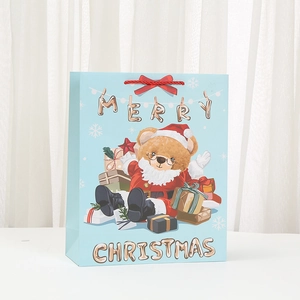 Sac cadeau de Noël bleu avec illustration d'ours mignon et poignées rouges