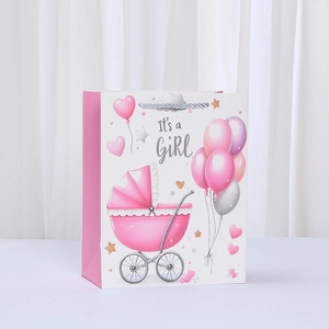 Sac cadeau rose en papier avec texte It's a Girl et poussette avec poignées en cordon