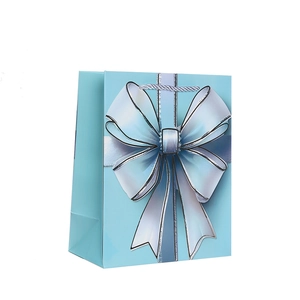 Elegante bolsa de papel azul claro con lazo plateado para regalos y compras de fiestas