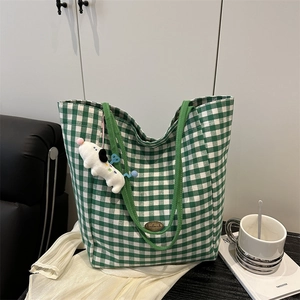 Bolso tote retro a cuadros verdes con colgante de cachorro y placa metálica hecha a mano