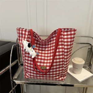 Bolso tote retro de nailon a cuadros rojos con asa de cuerda y colgante de peluche