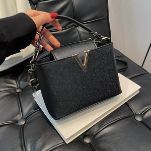 Elegant PU Leather Crossbody Bag For Women Fashion Metal V Buckle Handbag All-Match Niche Design Square Shoulder Bag