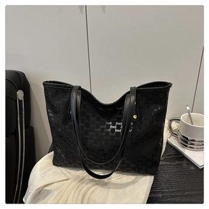 Detail der Miu Miu Logo-Aufdruck auf schwarzer Shopper-Tasche mit Goldnieten