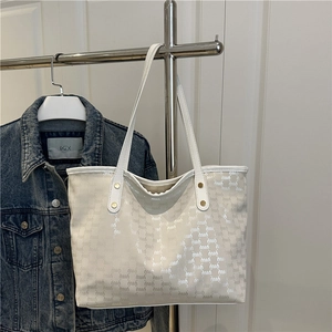 Große weiße Tote Bag mit silbernem Buchstabendruck und Metallic-Nietendetails