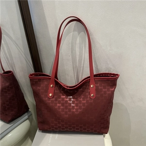 Elegante burgunderrote Shopper-Tasche mit Buchstabenmuster und goldenen Beschlägen