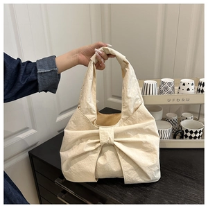 Gros plan sur un grand nœud crème d'un grand sac cabas en tissu de grande capacité
