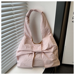 Détail du grand nœud rose sur un sac à bandoulière en toile de grande capacité pour femme